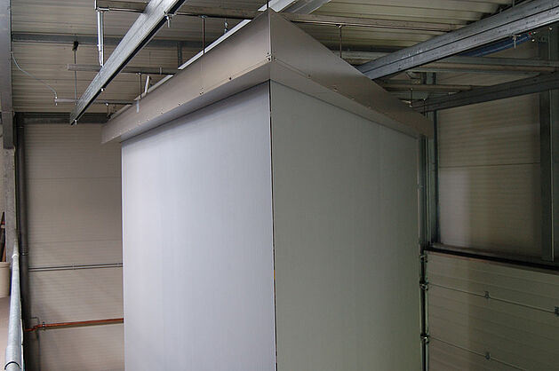 Herunter gefahrene ausfahrbare Rauchschürze ohne Führungsschiene